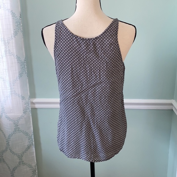 Old Navy black/white floral design top Size Medium - Picture 4 of 5